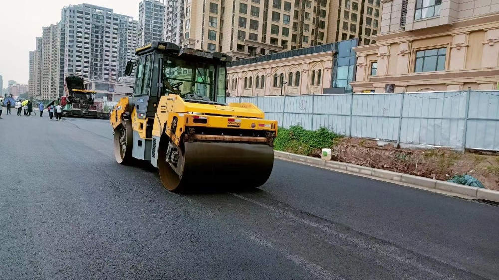 郑州沥青冷补材料道路修补过程