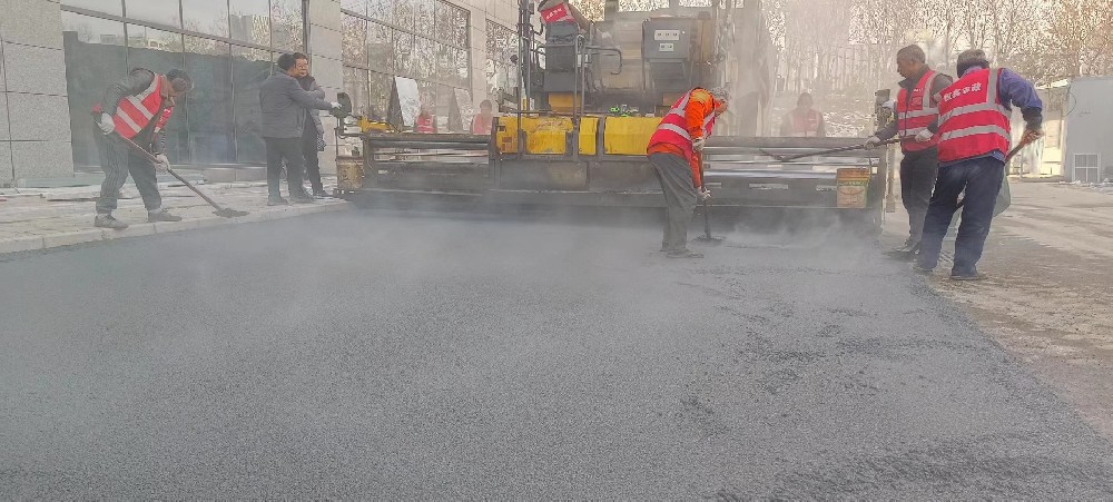 郑州沥青路⾯常见破损的修理