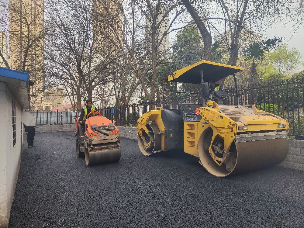 绿色沥青路面施工，守护生态出行之路