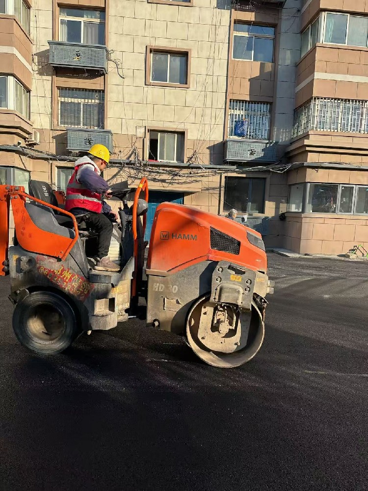 郑州沥青路面施工厂家烈日下的坚守：汗水浇灌平整之路