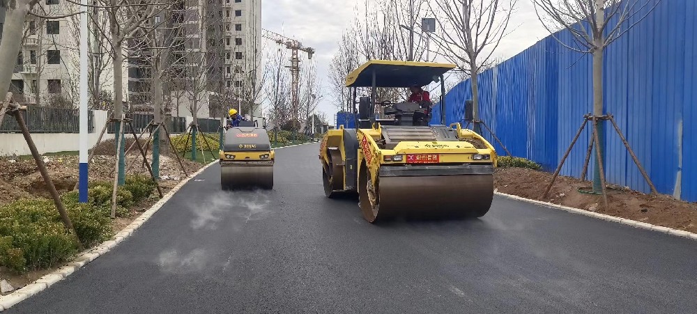 郑州沥青路面摊铺施工设备：科技赋能高效施工