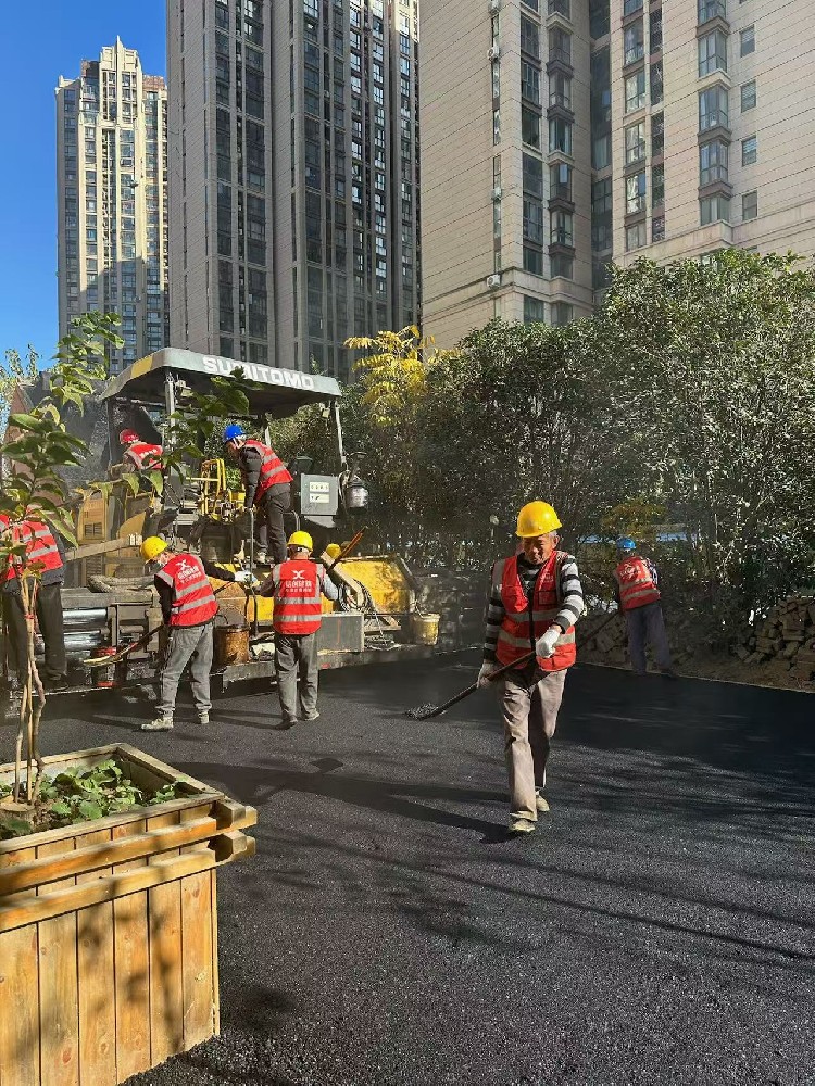 郑州沥青路面碾压：城市记忆的立体雕刻