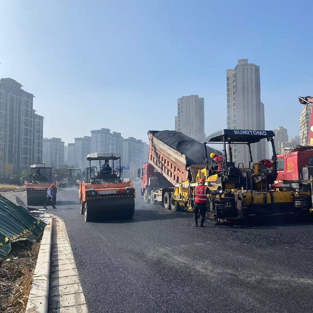 郑州沥青路面施工：安全为本，筑牢道路建设防线
