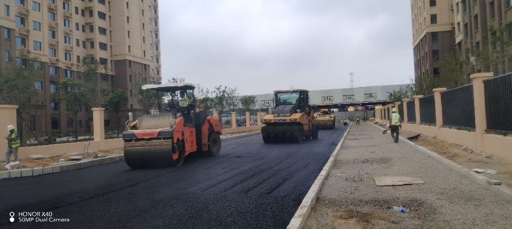 还在四处寻找靠谱的沥青路面施工厂家？