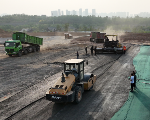 小到小区便道，大到高速路：郑州沥青路面施工团队的“全场景”施工能力