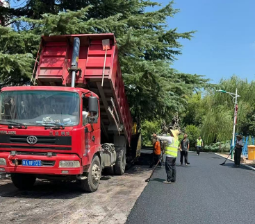 郑州沥青路面施工团队让每一道辙痕，都变成点赞的印记