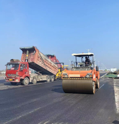 郑州沥青路面施工团队养老社区的“暖心步道”