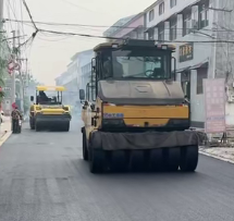郑州沥青路面施工摊铺机“走位诀”
