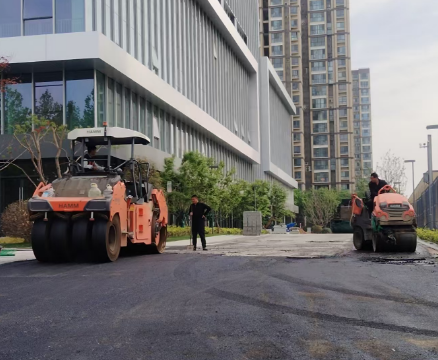 郑州沥青路面施工工艺流程及操作要点之路面清理与修补