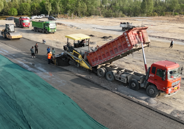 郑州沥青拌合站快速抢修沥青路面，及时解决道路通行难题