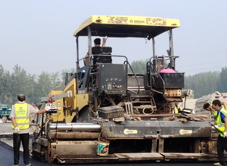 深耕郑州沥青路面工程多年,源头厂家一站式生产施工,筑牢城市道路根基