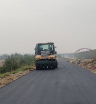乡村公路沥青摊铺，助力农村道路提质建设